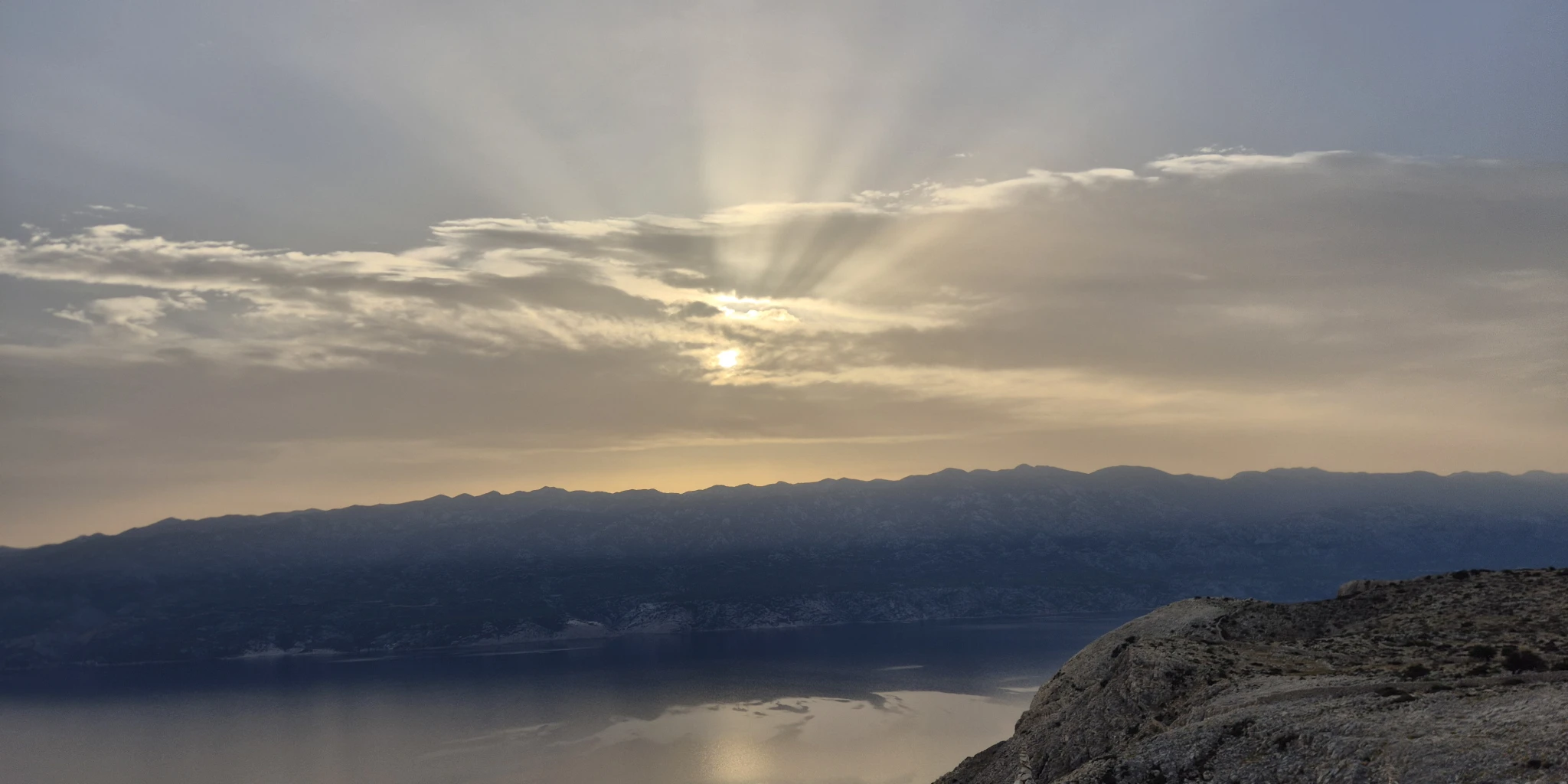 Jutarnje sunce iznad Velebita